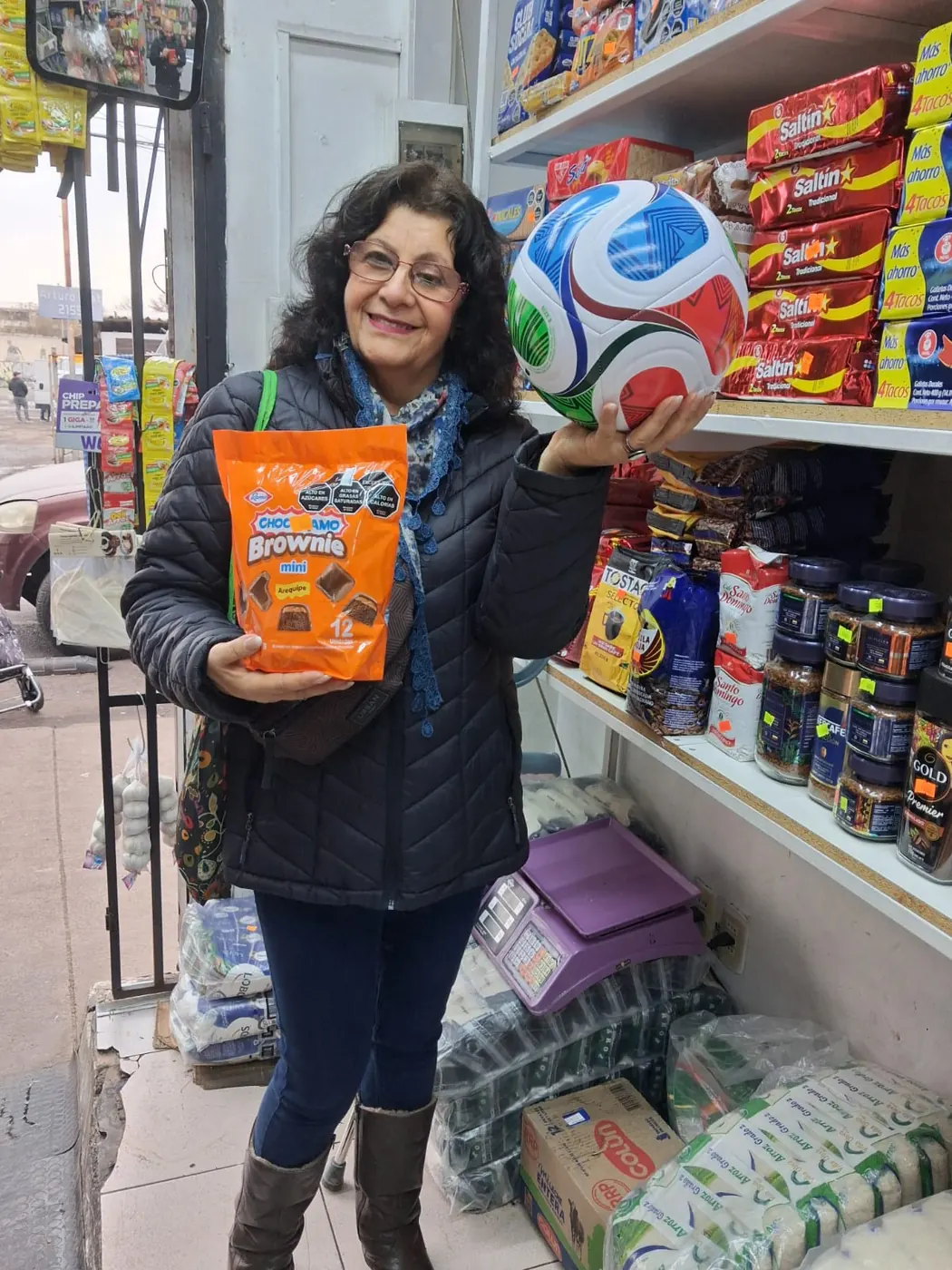 Cliente sosteniendo producto Chocoramo en tienda