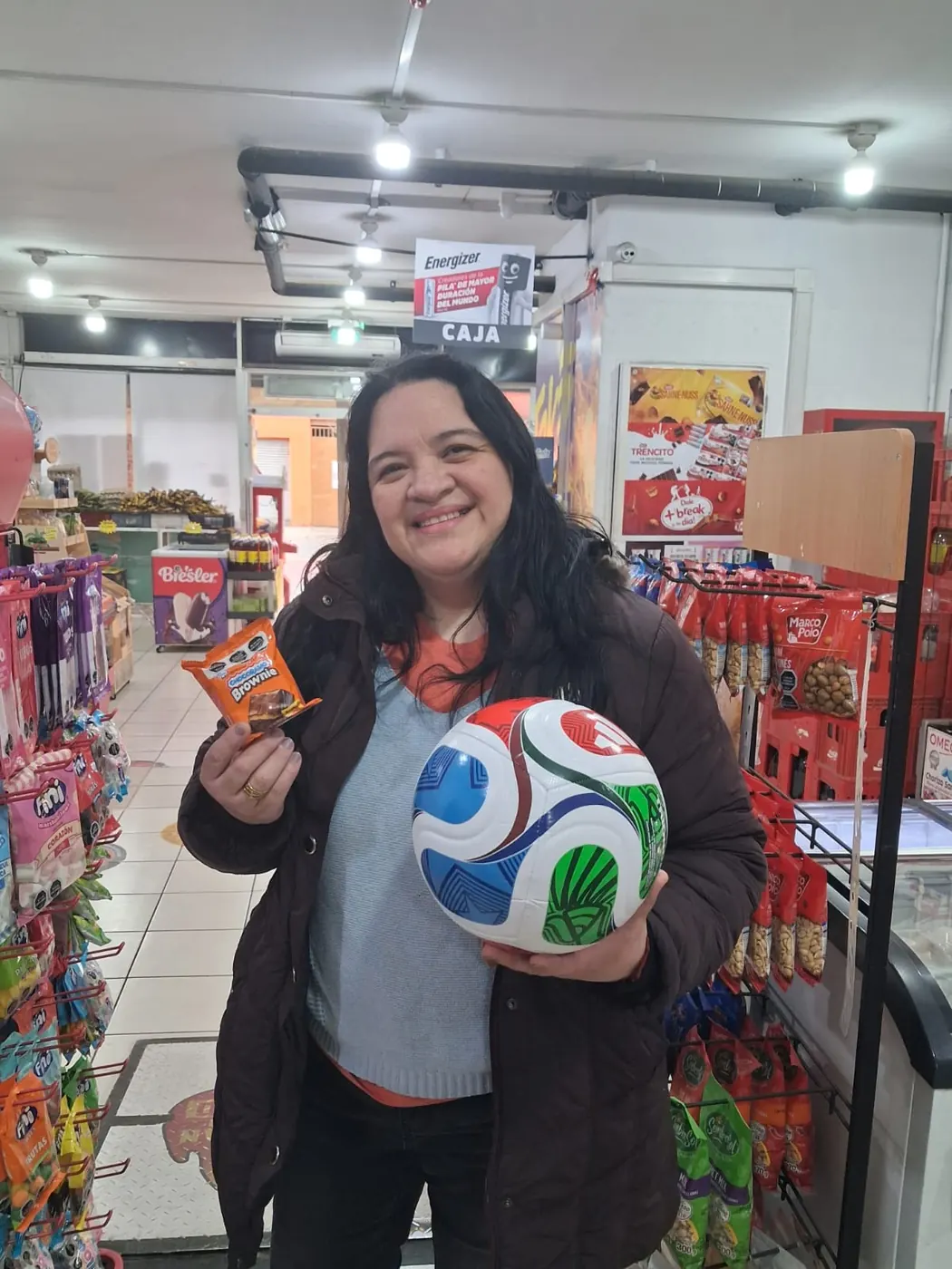 Consumidora con material de activación Chocoramo